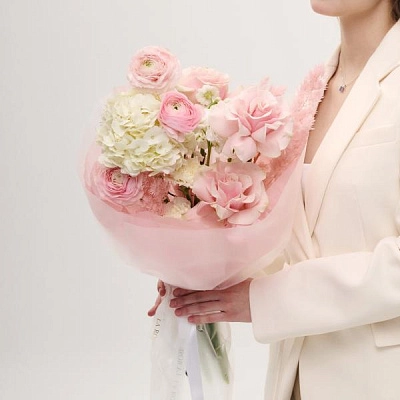 Нежный букет с гортензией и ранункулюсами